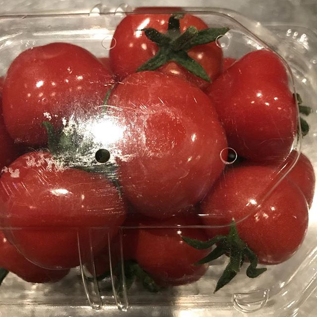 プチプヨミニトマトが本日入荷！さくらんぼの皮のような不思議なミニトマトです。#ミニトマト#アクサングラーブルソレイユ #フレンチ